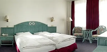 Отель Amadeo 3*